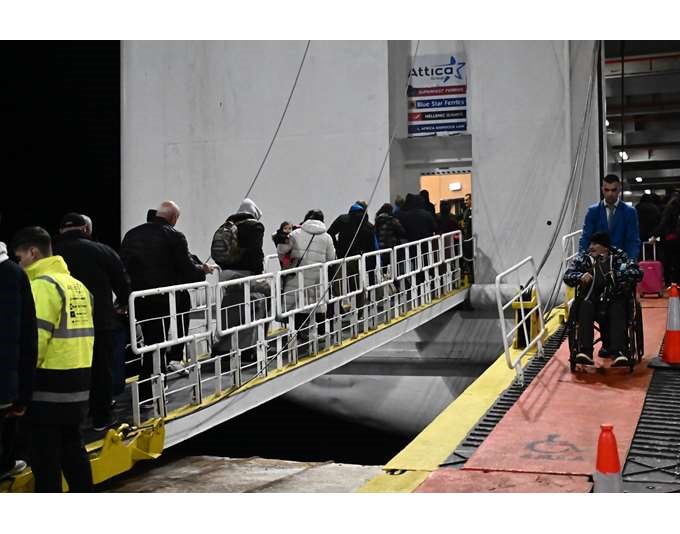 Ερημώνει η Σαντορίνη μετά το μπαράζ σεισμών